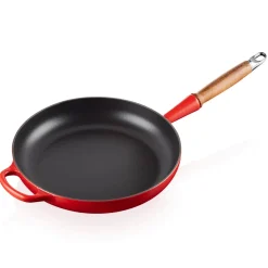 Le Creuset Signature Koekenpan met Houten Steel, 26cm kersenrood