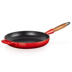 Le Creuset Signature Koekenpan met Houten Steel, 26cm kersenrood