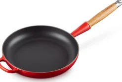 Le Creuset Signature Koekenpan met Houten Steel, 28cm kersenrood
