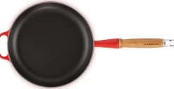 Le Creuset Signature Koekenpan met Houten Steel, 28cm kersenrood