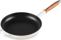 Le Creuset Signature Koekenpan met Houten Steel, 26cm meringue