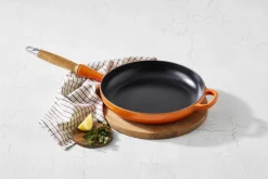 Le Creuset Signature Koekenpan met Houten Steel, 28cm oranjerood