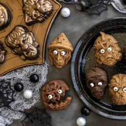 Nordic Ware Monster Mask Cakelet Bakvorm, 8-vaks brons