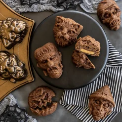 Nordic Ware Monster Mask Cakelet Bakvorm, 8-vaks brons