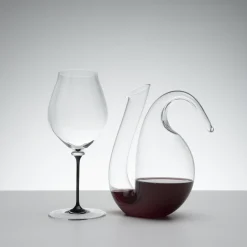 Riedel Fatto A Mano Performance Pinot Noir Mondgeblazen Wijnglas, zwarte steel